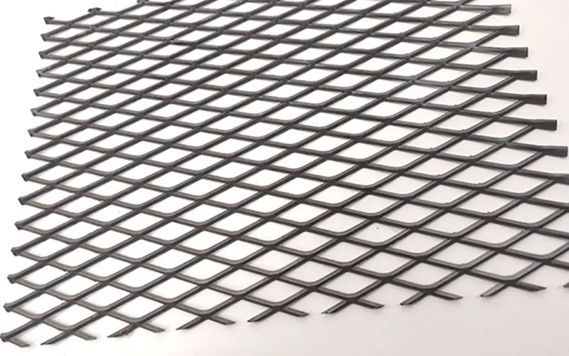 Expanded metal mesh sheet with diamond openings