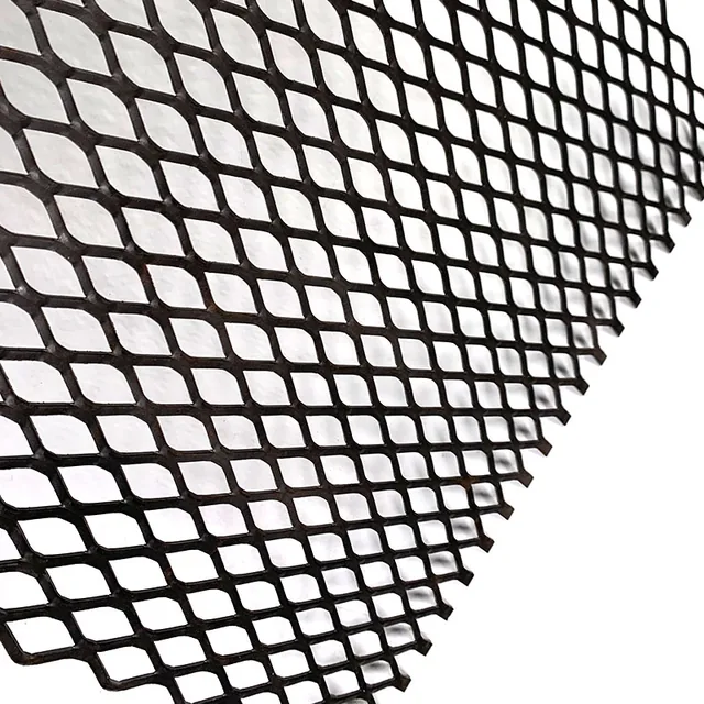 Flattened expanded metal mesh with smooth diamond strands