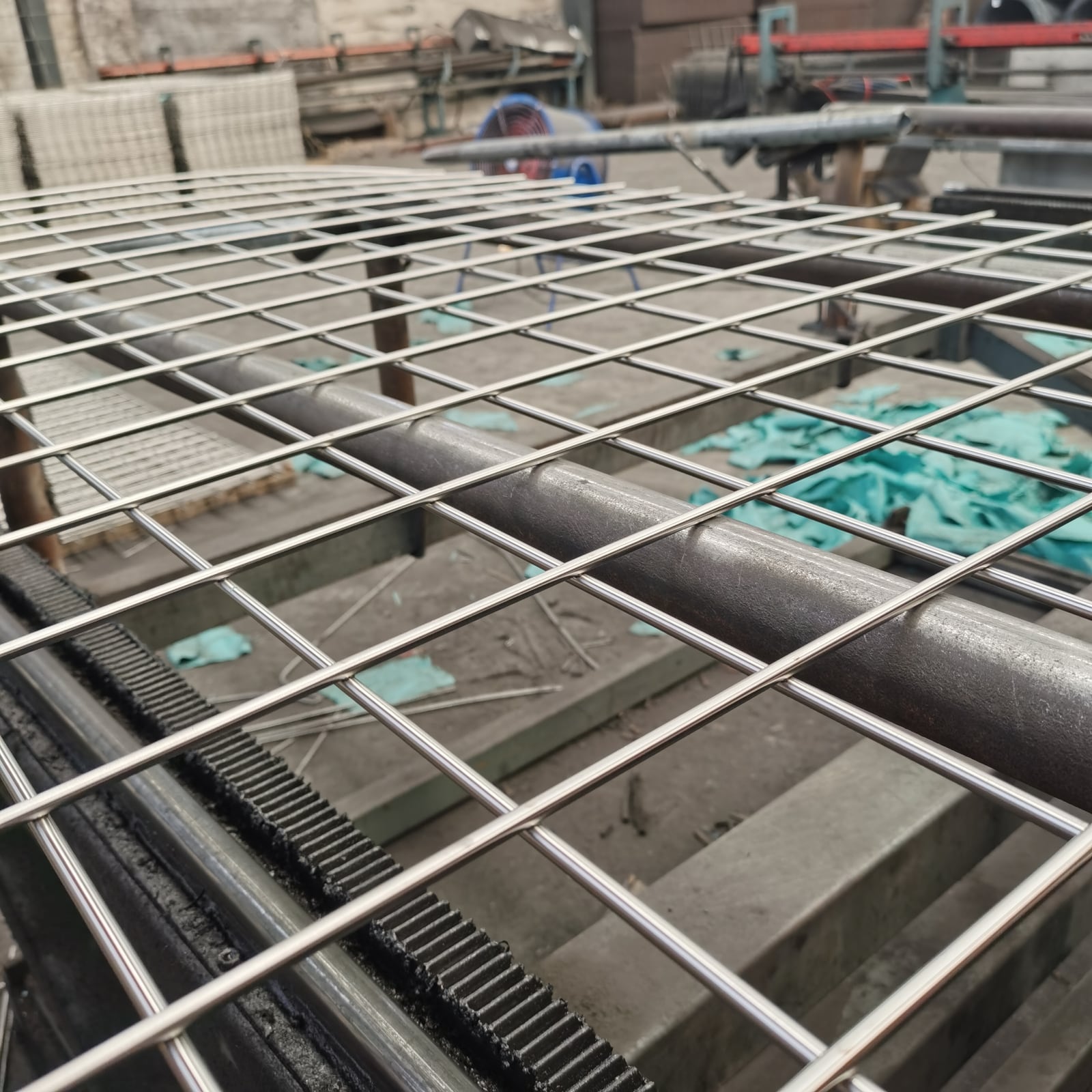 Heavy stainless steel welded wire mesh panel with 6 mm wire, 100 mm pitch and approximately 94 mm clear opening