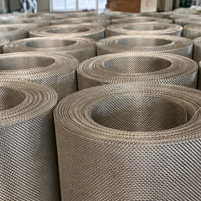 Rolls of 304 stainless steel woven wire mesh