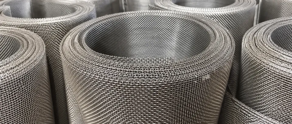 Rolls of 316 stainless steel woven wire mesh