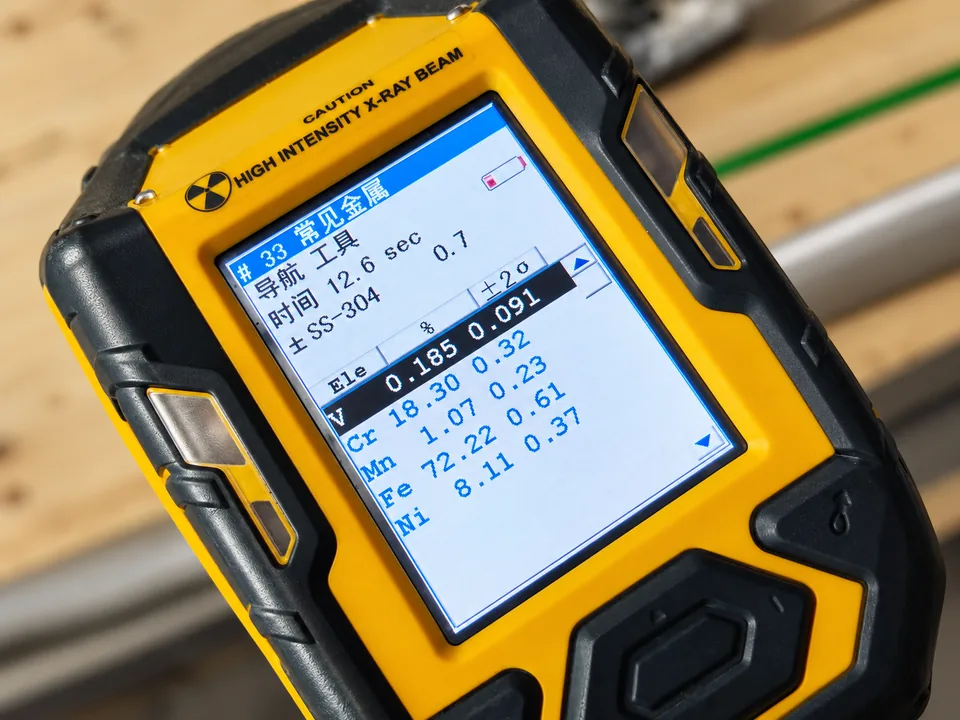 Handheld XRF sample reading identifying stainless steel mesh as 304