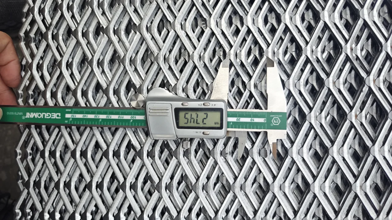 Expanded metal profile and strand shape checked during quality inspection